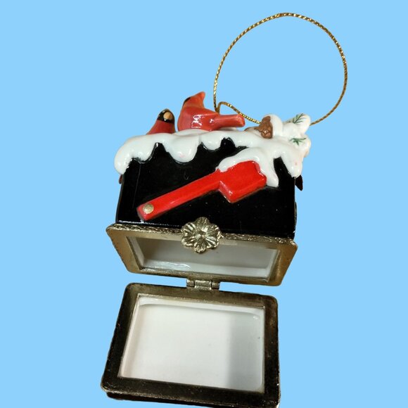 Christmas Trinket Box Red Cardinals Snow Covered Mailbox Ornament Ceramic - Picture 7 of 9